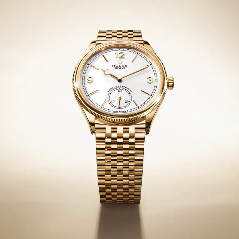 rolex 1908    - Ogni quadrante è una piccola opera d’arte. Il colore, i riflessi, la texture della superficie, gli elementi che lo decorano e il design dell’insieme contribuiscono a dare all’orologio la sua personalità. Rolex controlla internamente l’insieme del processo di creazione e di produzione dei suoi quadranti. Si tratta di una sequenza di gesti e operazioni che, dai primi schizzi al controllo finale, passando per le fasi di colorazione o di posa delle applique, richiede l’intervento di specifiche professionalità. Tra queste, alcune risalgono alle origini dell’orologeria, come il mestiere dello smaltatore per esempio. Altre specializzazioni, invece, si riferiscono all’uso delle tecnologie all’avanguardia, come il trattamento di superficie mediante polverizzazione catodica magnetron che consiste nel colorare la superficie del quadrante depositandovi uno strato infinitesimale di materia, un procedimento complesso che avviene sottovuoto. Tanto artigianale quanto tecnologica, la produzione dei quadranti Rolex riassume perfettamente la filosofia alla base del Marchio: raggiungere il più alto livello di qualità per un risultato impeccabile che duri nel tempo.