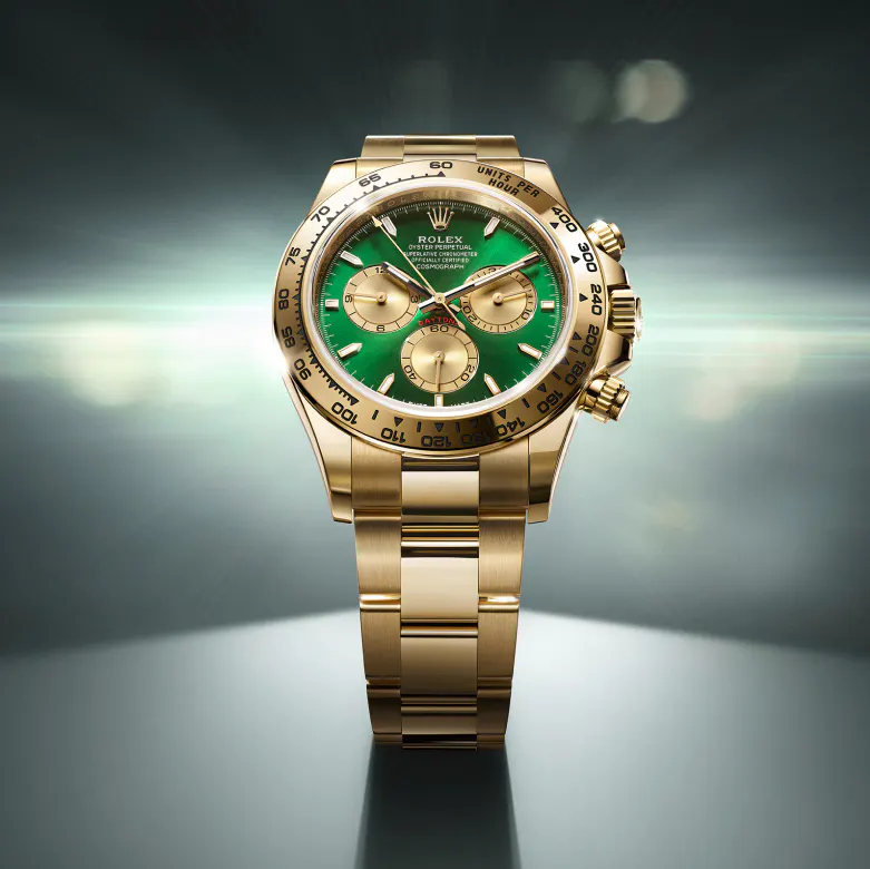 rolex Cosmograph Daytona    - Con la sua scala tachimetrica, i suoi tre contatori e i suoi pulsanti, il Cosmograph Daytona è stato creato per essere il miglior strumento di cronometraggio dei piloti automobilistici. La lunetta presenta una scala tachimetrica che permette di leggere la velocità media su una data distanza in base al tempo cronometrato. Grazie a questa scala dalla leggibilità ottimale, il Cosmograph Daytona è lo strumento ideale per misurare la velocità fino a 400 unità all’ora, potendo trattarsi di chilometri o di miglia.
