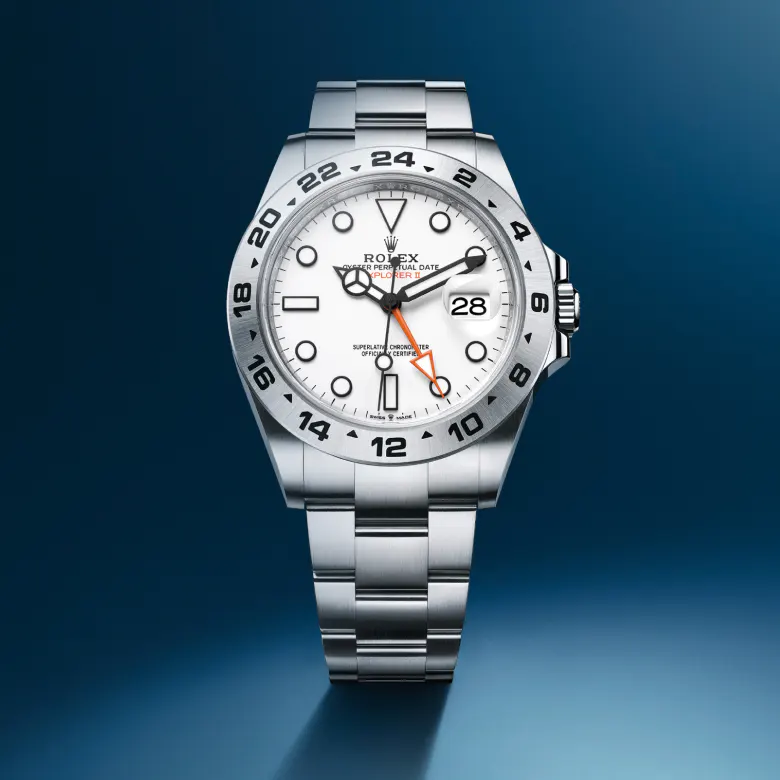 rolex Explorer    - L’Explorer II presenta una visualizzazione delle 24 ore, leggibile mediante una lancetta supplementare che gira intorno al quadrante in 24 ore invece delle normali 12, puntando a una lunetta fissa dove sono incisi gli indici delle 24 ore. Questa funzione permette a chi lo indossa di distinguere le ore del giorno da quelle della notte, una caratteristica essenziale per chi si avventura in ambienti dove l’oscurità regna sovrana, per esempio nelle profondità delle grotte, o dove il sole non tramonta mai, come nelle regioni polari in estate.