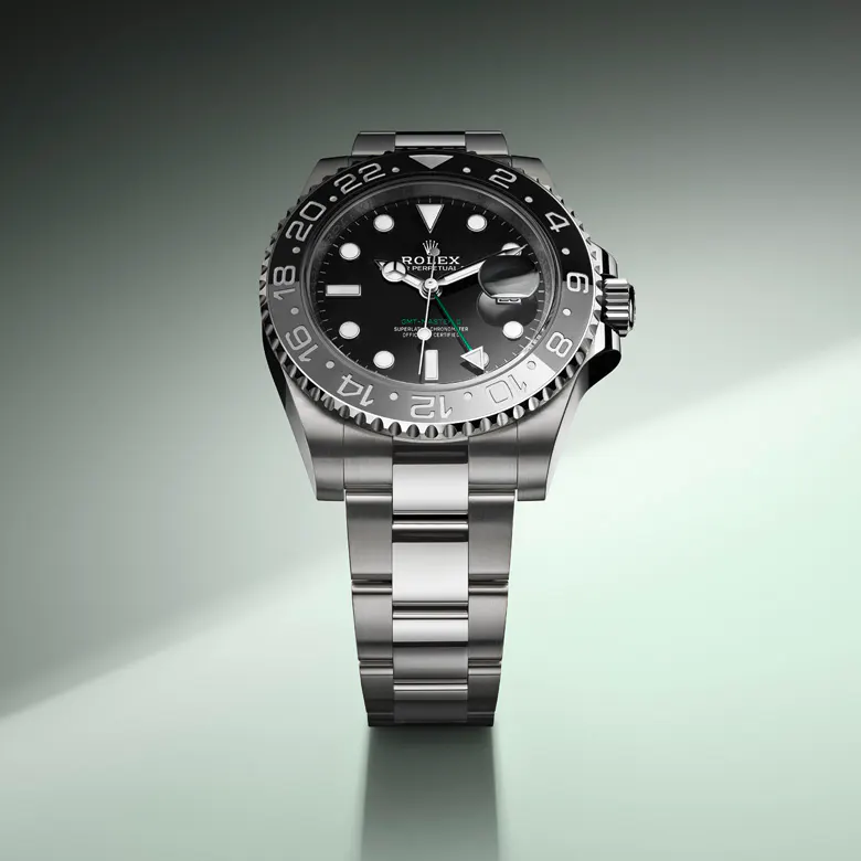 rolex GMT-Master II    - Questo modello presenta un quadrante nero e una lunetta disco della lunetta Cerachrom bicolore in ceramica verde e nera. A completamento delle tradizionali lancette delle ore, dei minuti e dei secondi, il GMT‑Master II esibisce una lancetta supplementare con punta a triangolo che effettua un giro del quadrante in 24 ore, così come una lunetta girevole bidirezionale graduata 24 ore. Questa lancetta 24 ore dal colore intenso indica l’ora di riferimento di un primo fuso orario di origine, leggibile sulla graduazione della lunetta. In viaggio, l’ora locale è indicata sul quadrante tramite la tradizionale lancetta delle ore che può essere regolata con facilità, in entrambe le direzioni e a salti di un’ora, grazie a un meccanismo comandato dalla corona di carica. La regolazione dell’ora locale avviene in modo indipendente dalla lancetta dei minuti e dei secondi. Ciò permette ai viaggiatori di regolare il nuovo fuso orario senza dover rinunciare alla precisione del loro orologio. Il disco della lunetta Cerachrom è nero e verde, un abbinamento cromatico esclusivo per questo modello.