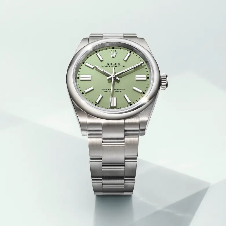 rolex Oyster Perpetual    - La finitura soleil crea delicati riflessi di luce su molti quadranti della collezione Oyster Perpetual. Per ottenerla, si fa ricorso a sapienti tecniche di spazzolatura che producono lievi scanalature che si diramano dal centro del quadrante verso l’esterno. La luce si propaga uniformemente lungo ogni incisione, dando vita a un leggero, caratteristico bagliore che si sposta a seconda della posizione del polso. Una volta che la finitura soleil è stata completata, il colore del quadrante viene applicato usando la deposizione fisica da vapore o la galvanoplastica. Un sottile strato di vernice conferisce al quadrante il suo aspetto finale.